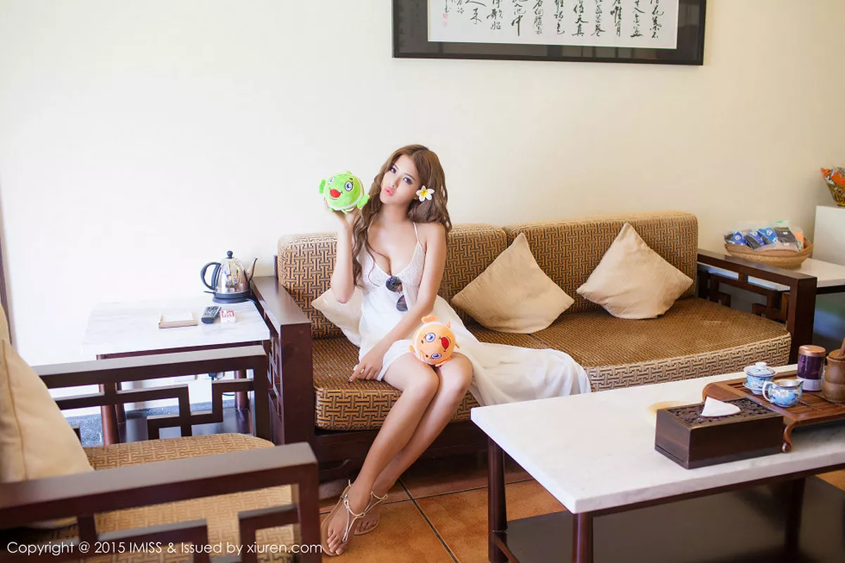 秀人集.com_[IMISS爱蜜社]Vol.008_嫩模妍妍Yanyan系列连身裙低胸内衣豪乳诱惑写真76P