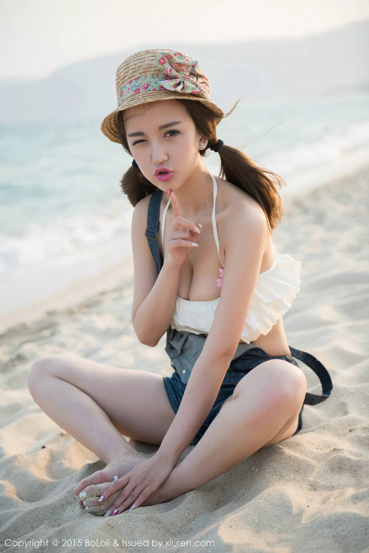 秀人集.com_[BoLoli波萝社]Vol.015_嫩模小潘鼠三亚旅拍吊带牛仔裙完美身材丰满写真80P