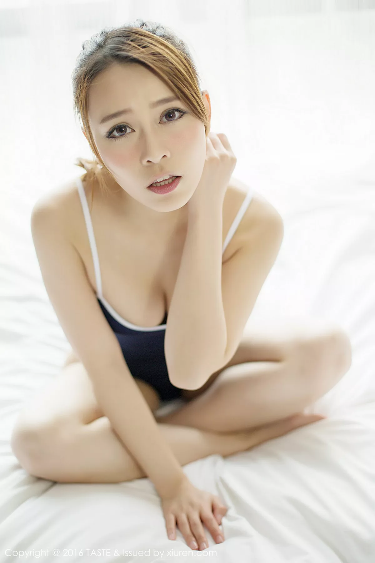 秀人集.com_[Taste顽味生活]Vol.009_清纯美女Carol酱居家大床黑色死库水秀完美身材写真88P