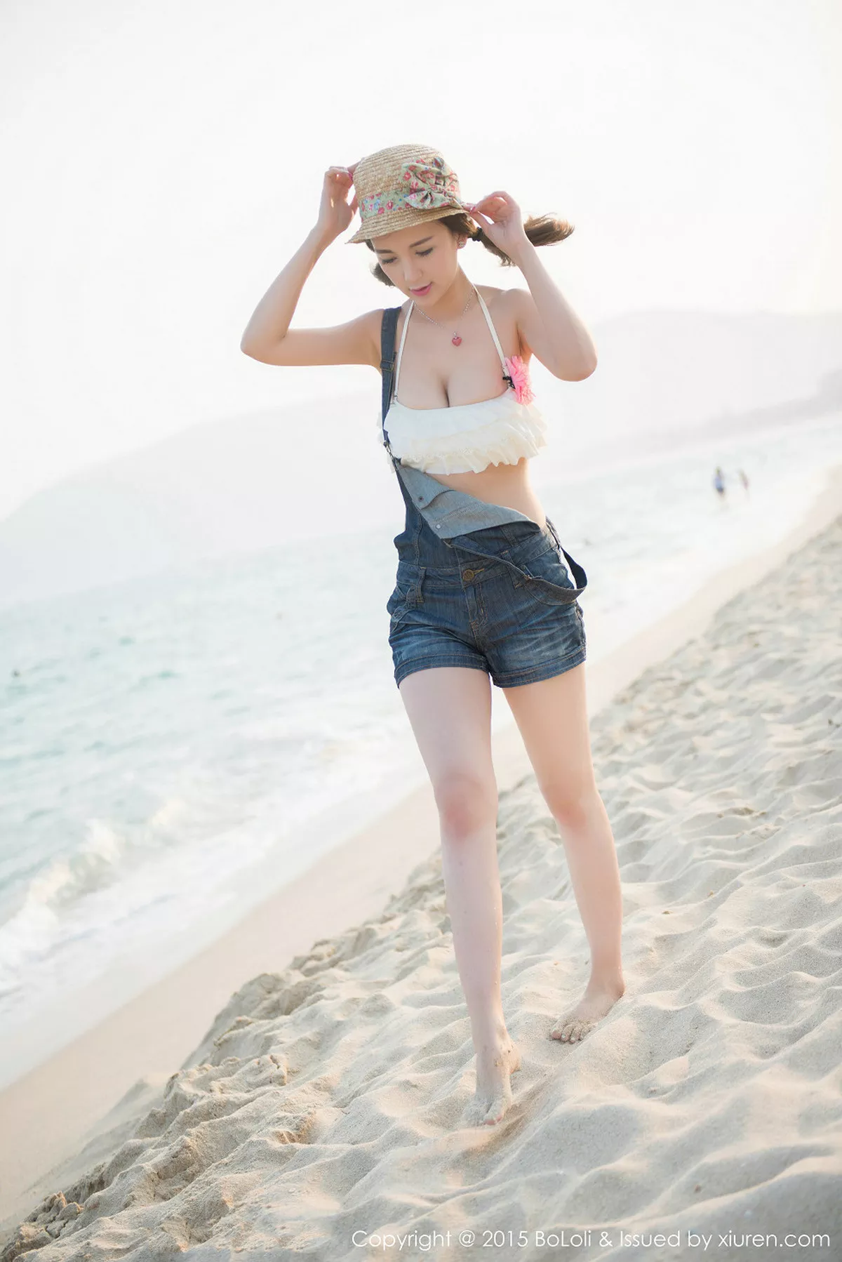 秀人集.com_[BoLoli波萝社]Vol.015_嫩模小潘鼠三亚旅拍吊带牛仔裙完美身材丰满写真80P