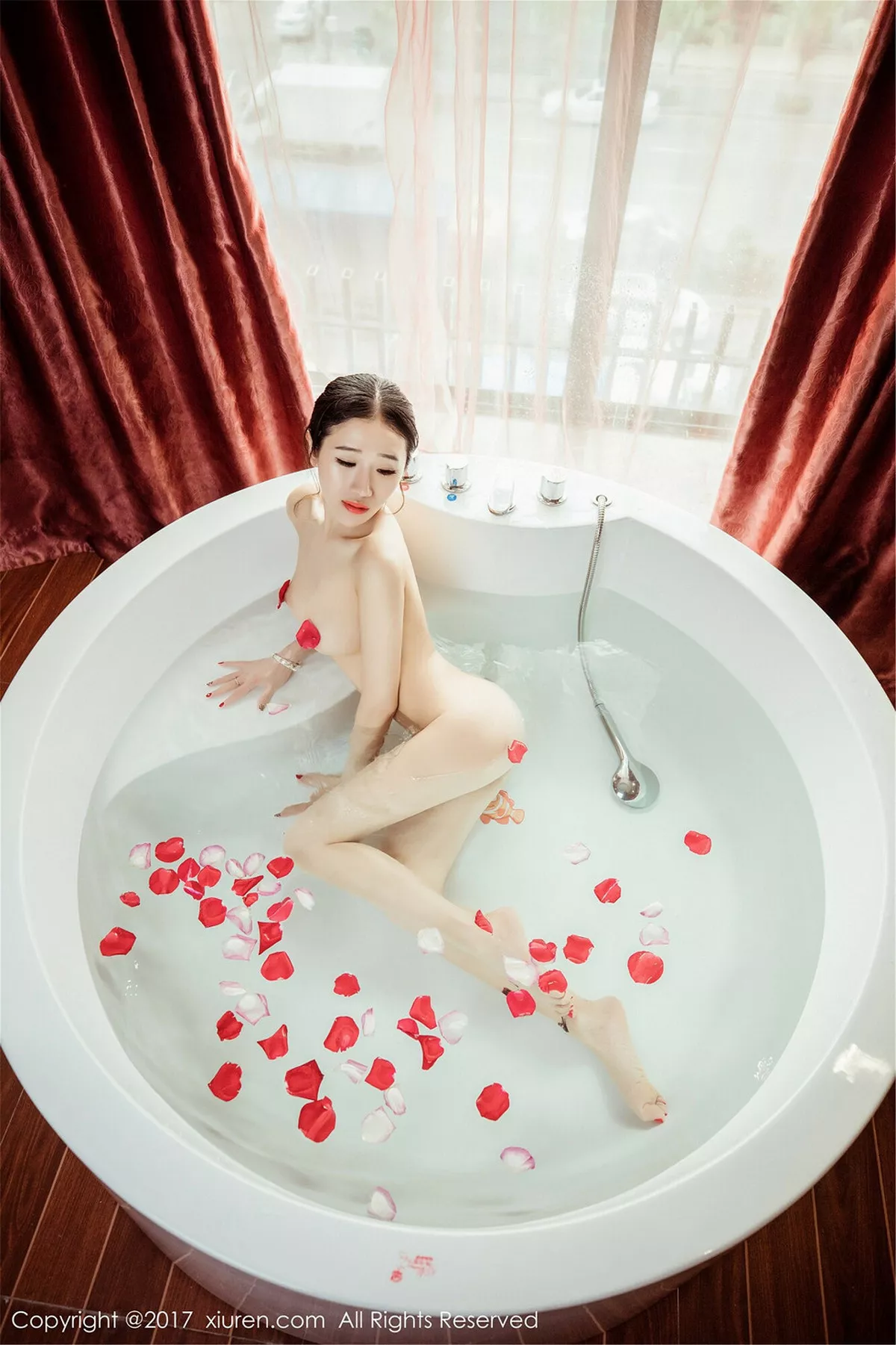 秀人集.com_[XiuRen秀人网]No.752_新人嫩模馨怡居家圆形浴缸里大尺度花瓣浴秀豪乳诱惑写真82P