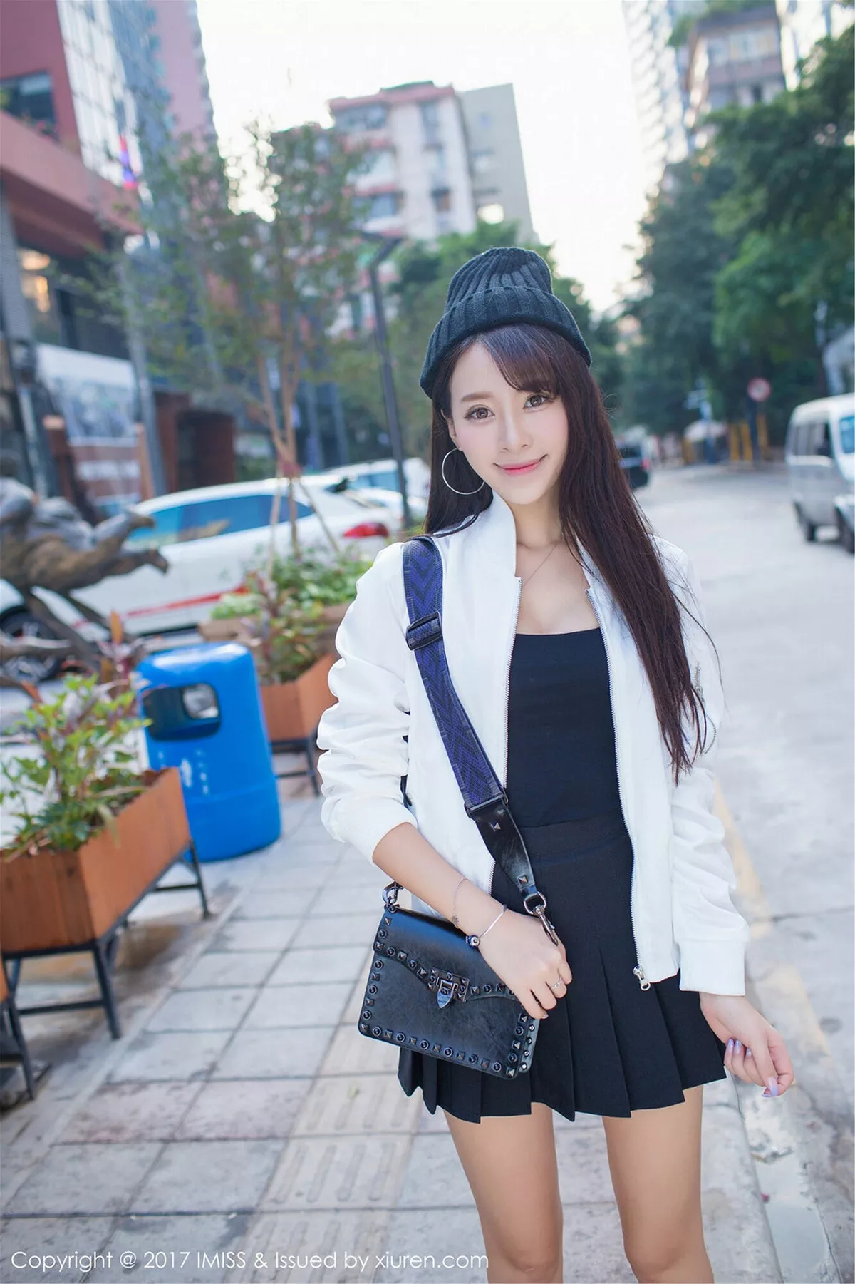 秀人集.com_[IMISS爱蜜社]Vol.163_嫩模王曼妮好Q粉红牛仔吊带裤秀完美身材清新街拍写真46P