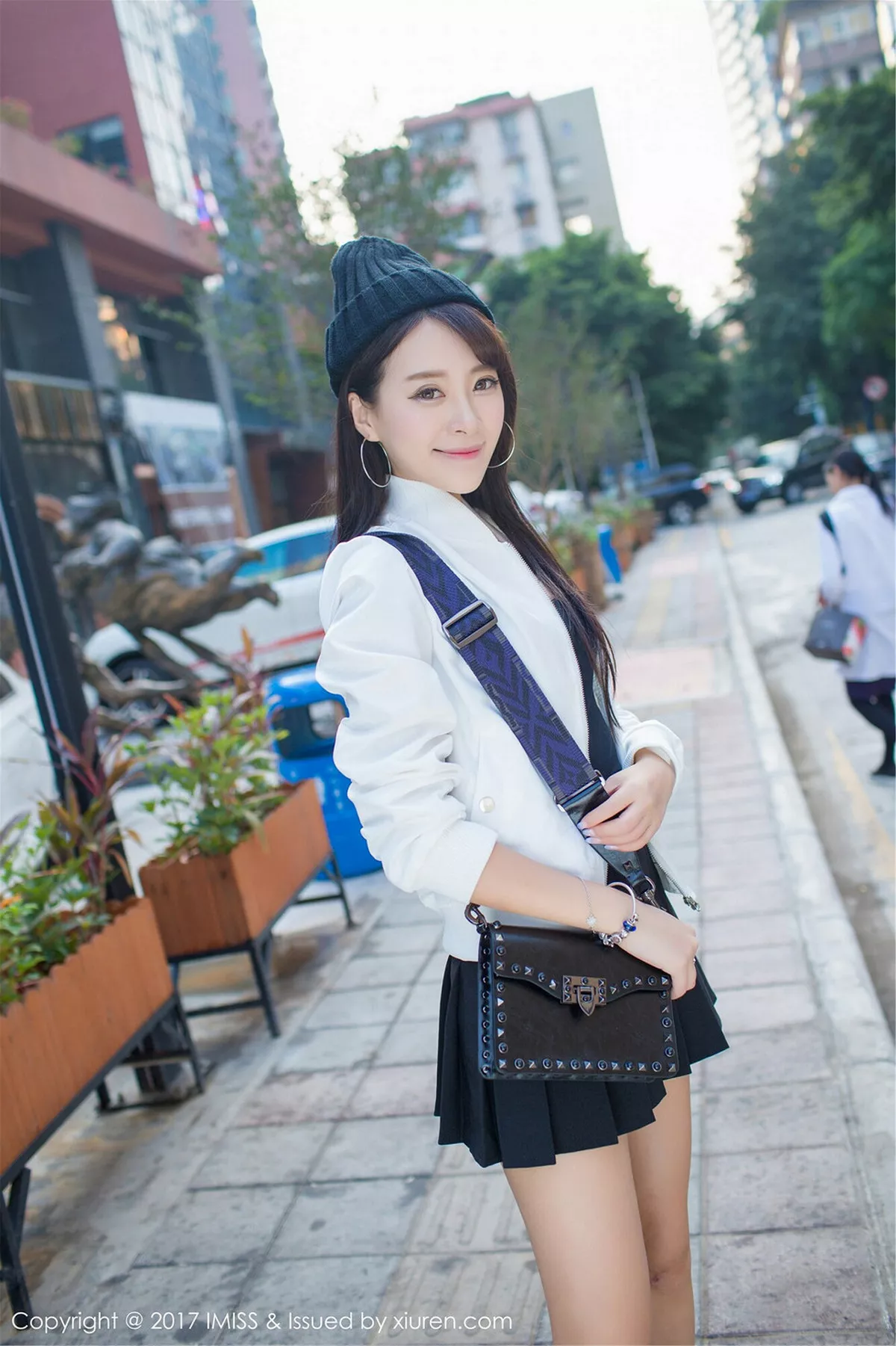 秀人集.com_[IMISS爱蜜社]Vol.163_嫩模王曼妮好Q粉红牛仔吊带裤秀完美身材清新街拍写真46P