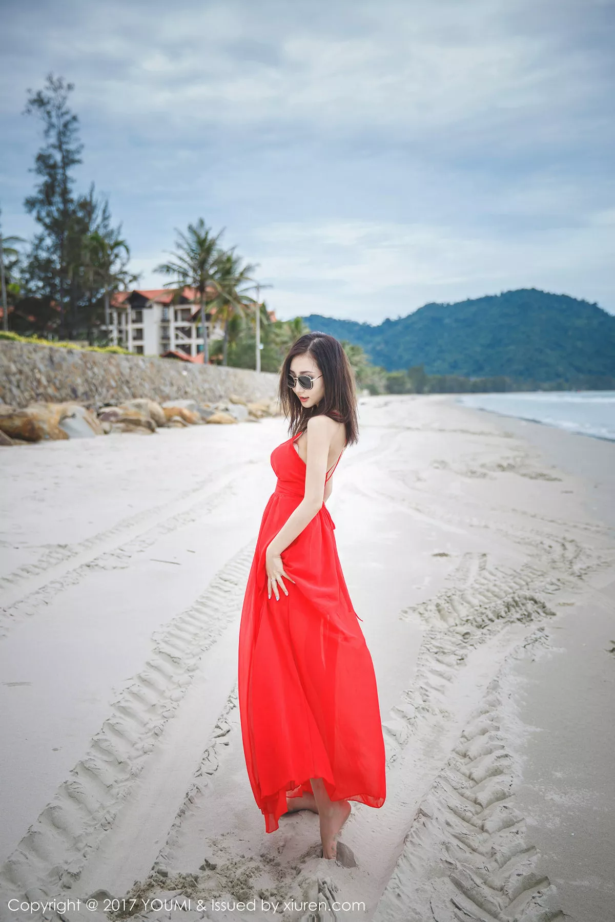 秀人集.com_[YouMi尤蜜荟]Vol.028_女神Yumi-尤美沙巴旅拍泳池边性感比基尼秀完美身材写真47P