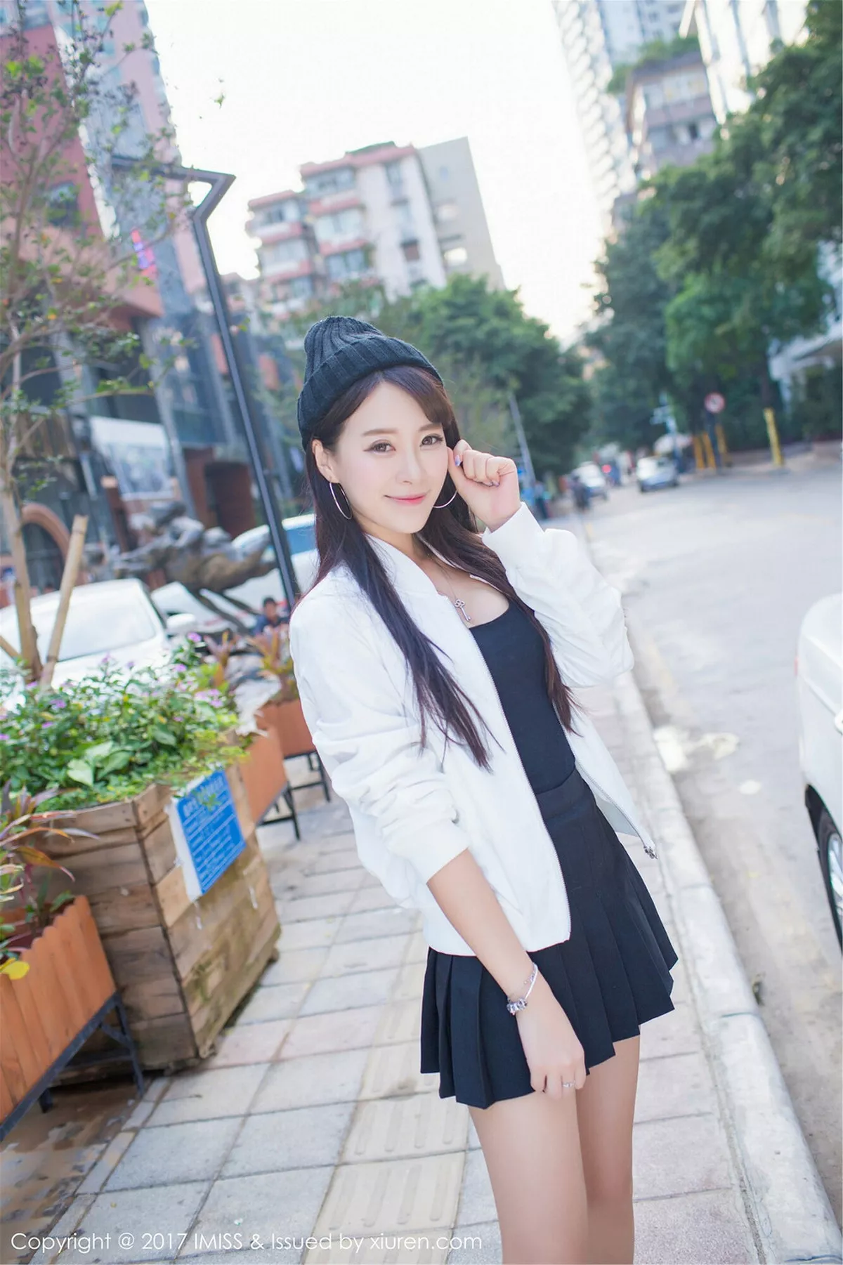 秀人集.com_[IMISS爱蜜社]Vol.163_嫩模王曼妮好Q粉红牛仔吊带裤秀完美身材清新街拍写真46P