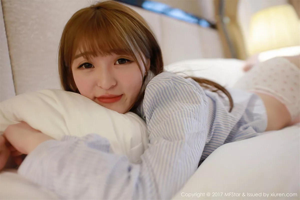 秀人集.com_[MFStar模范学院]Vol.096_嫩模伊小七MoMo敞开条子衬衣半脱草莓内裤性感写真60P