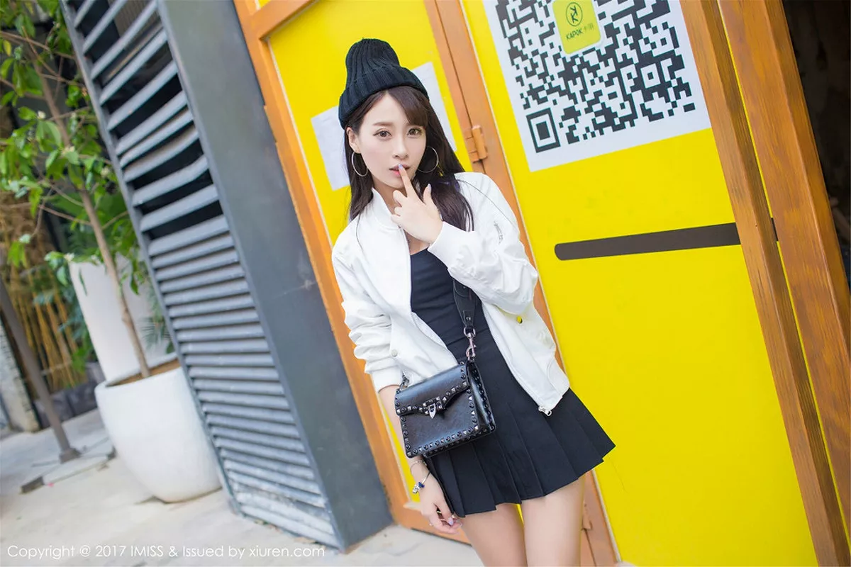 秀人集.com_[IMISS爱蜜社]Vol.163_嫩模王曼妮好Q粉红牛仔吊带裤秀完美身材清新街拍写真46P