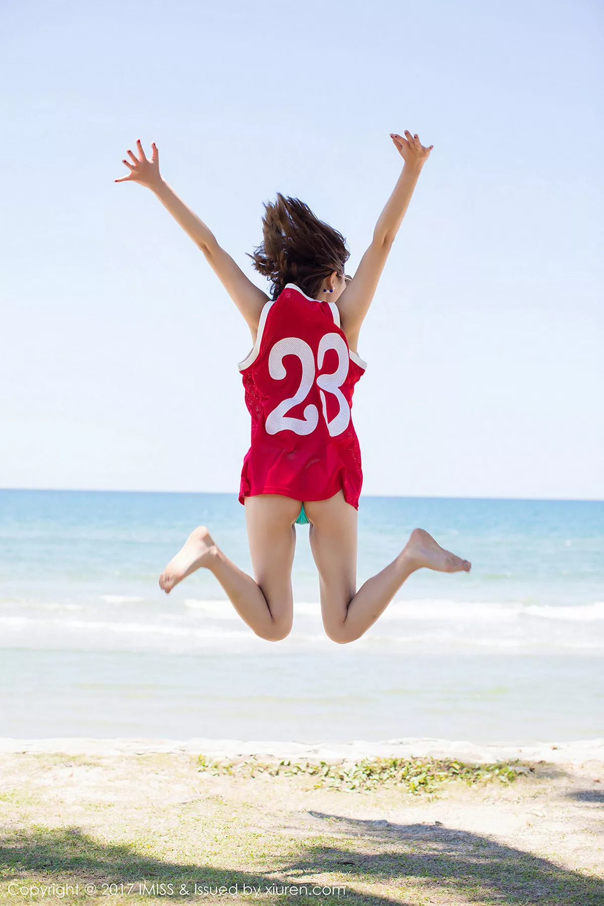 秀人集.com_[IMISS爱蜜社]Vol.169_甜美女神杨晨晨sugar沙巴旅拍红色球服海边沙滩性感写真45P