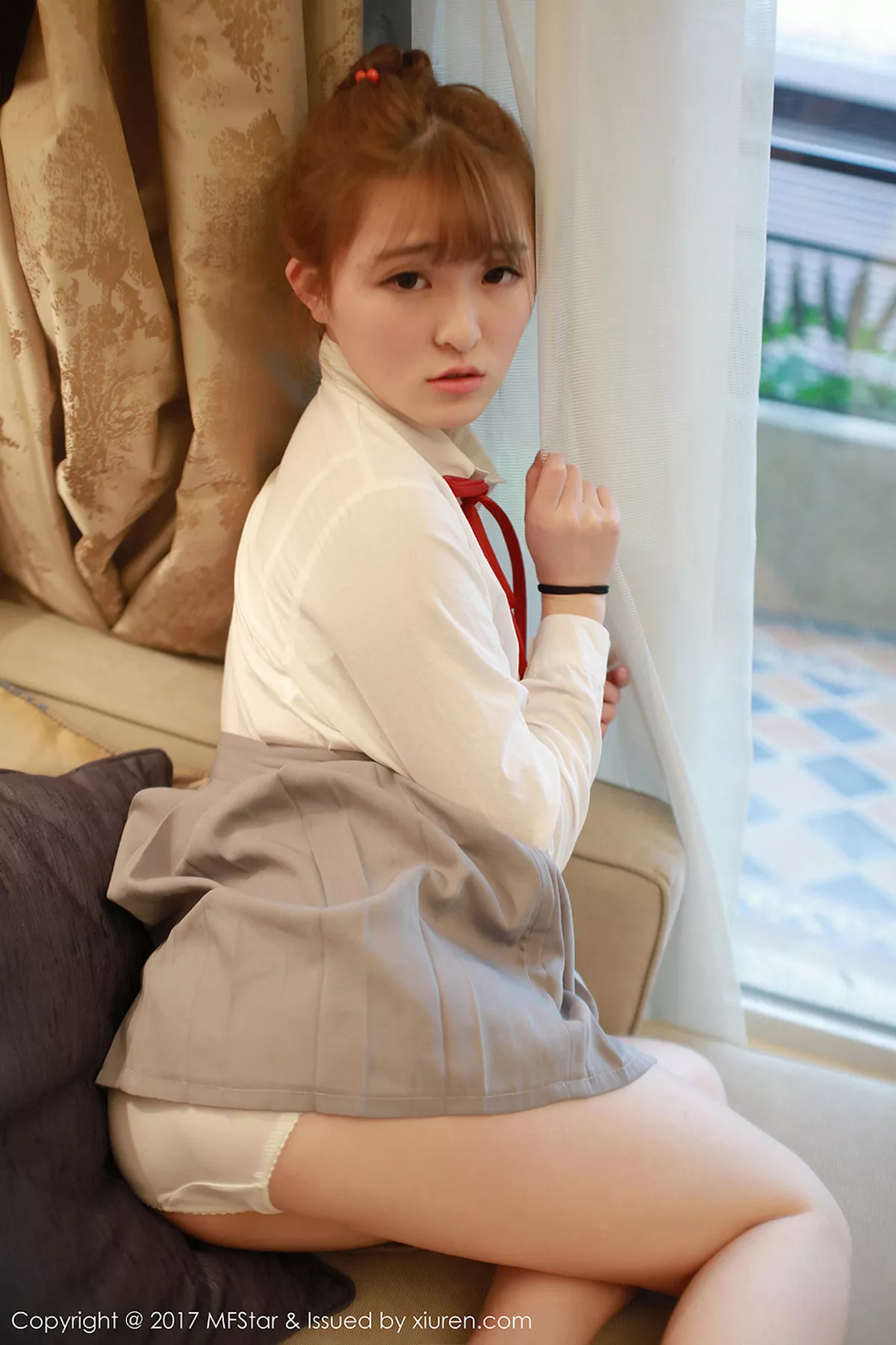 秀人集.com_[MFStar模范学院]Vol.098_嫩模伊小七MoMo学生装性感短裙半脱内裤撩人诱惑写真47P