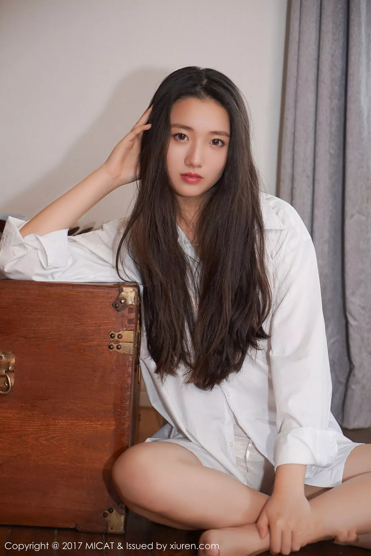 秀人集.com_[MICAT猫萌榜]Vol.004_嫩模画画sugar居家纯白衬衣白色蕾丝内裤秀白嫩肌肤写真50P