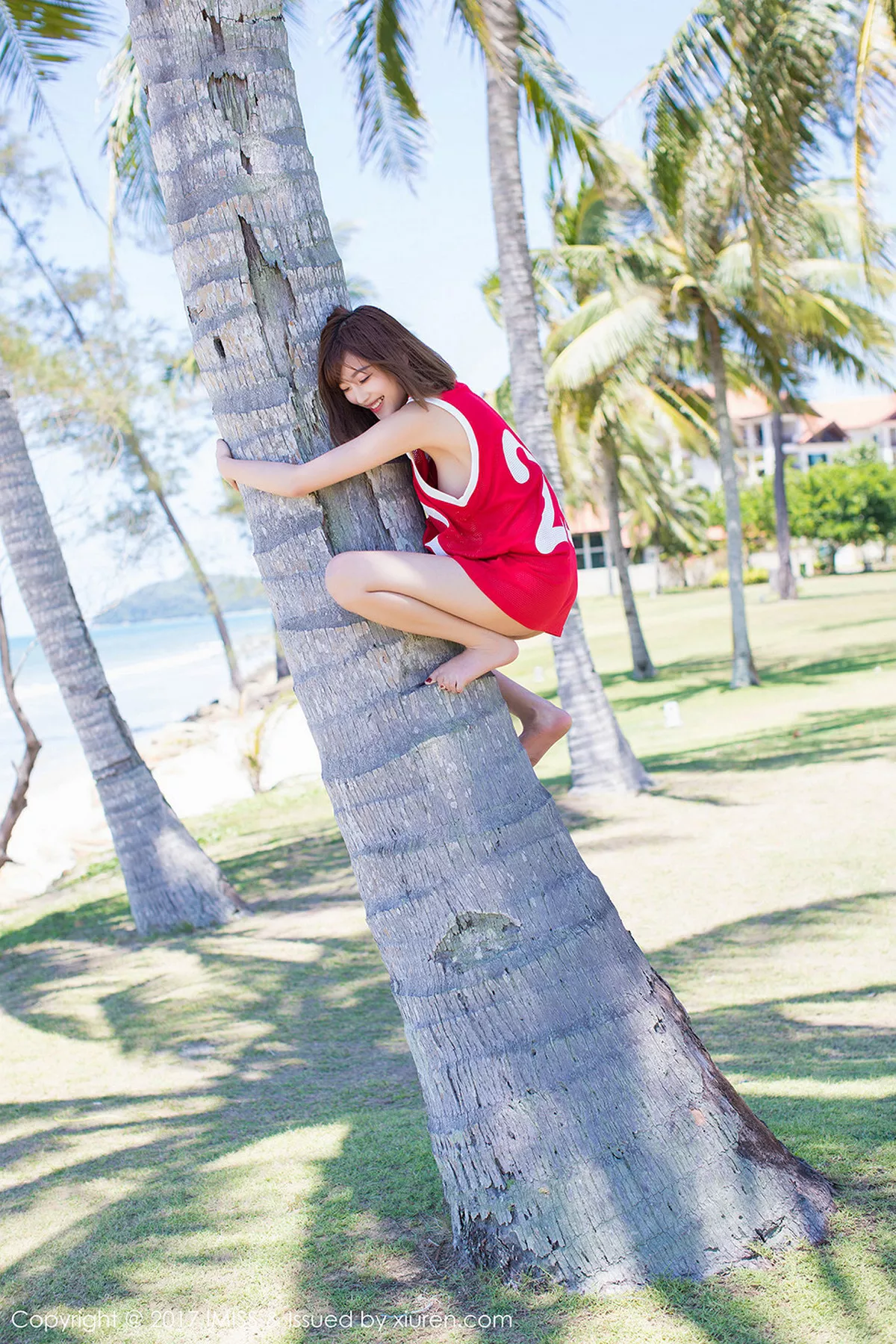 秀人集.com_[IMISS爱蜜社]Vol.169_甜美女神杨晨晨sugar沙巴旅拍红色球服海边沙滩性感写真45P