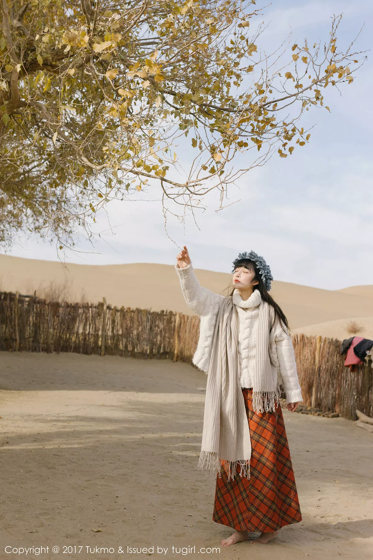 秀人集.com_[Tukmo兔几盟]Vol.098_美女主播之应冬日栅栏里的阳光美少女清新迷人写真40P