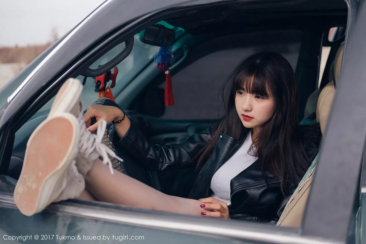 秀人集.com_[Tukmo兔几盟]Vol.100_嫩模球球外景车拍黑皮衣加性感牛仔短裤清新迷人写真52P