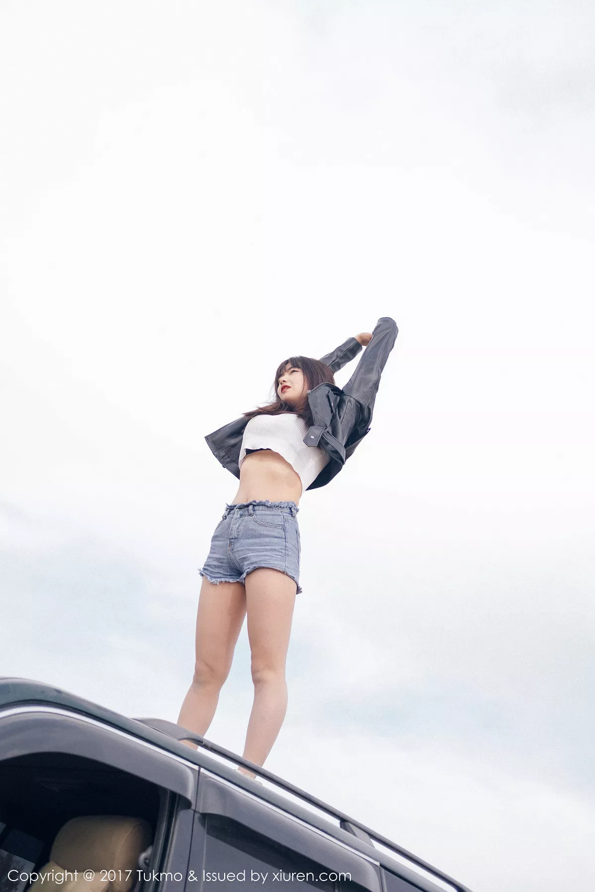 秀人集.com_[Tukmo兔几盟]Vol.100_嫩模球球外景车拍黑皮衣加性感牛仔短裤清新迷人写真52P