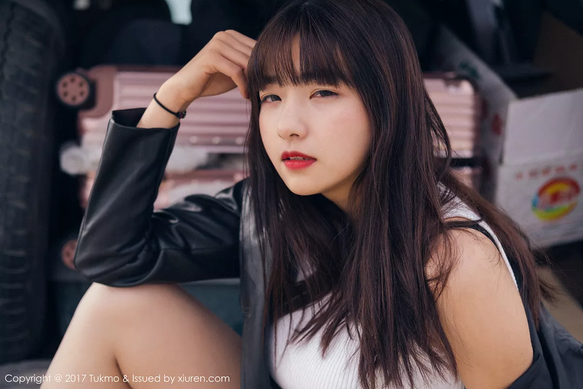 秀人集.com_[Tukmo兔几盟]Vol.100_嫩模球球外景车拍黑皮衣加性感牛仔短裤清新迷人写真52P