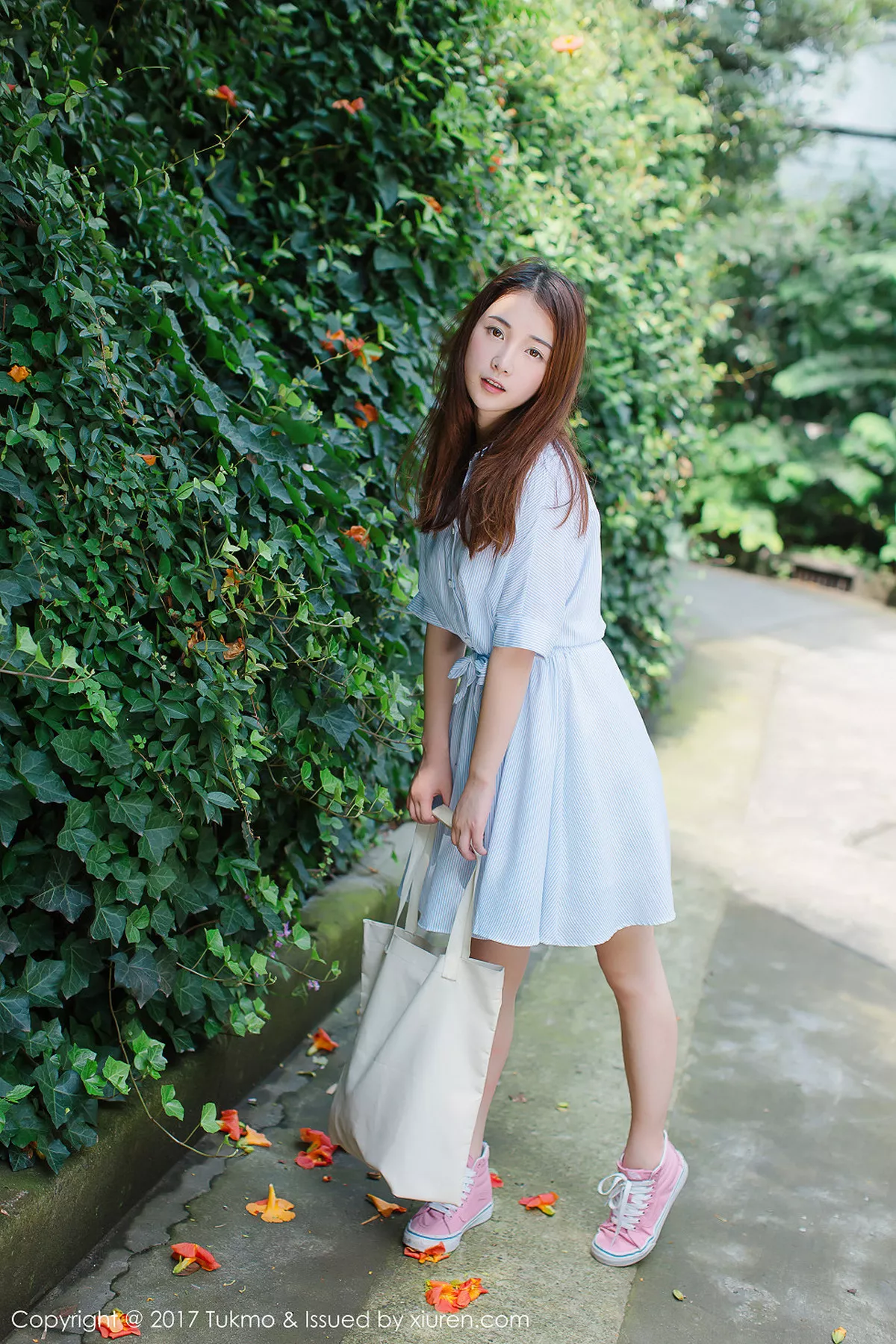 秀人集.com_[Tukmo兔几盟]Vol.099_新人妹子绵绵户外清爽连身裙西瓜外拍阳光甜美写真40P