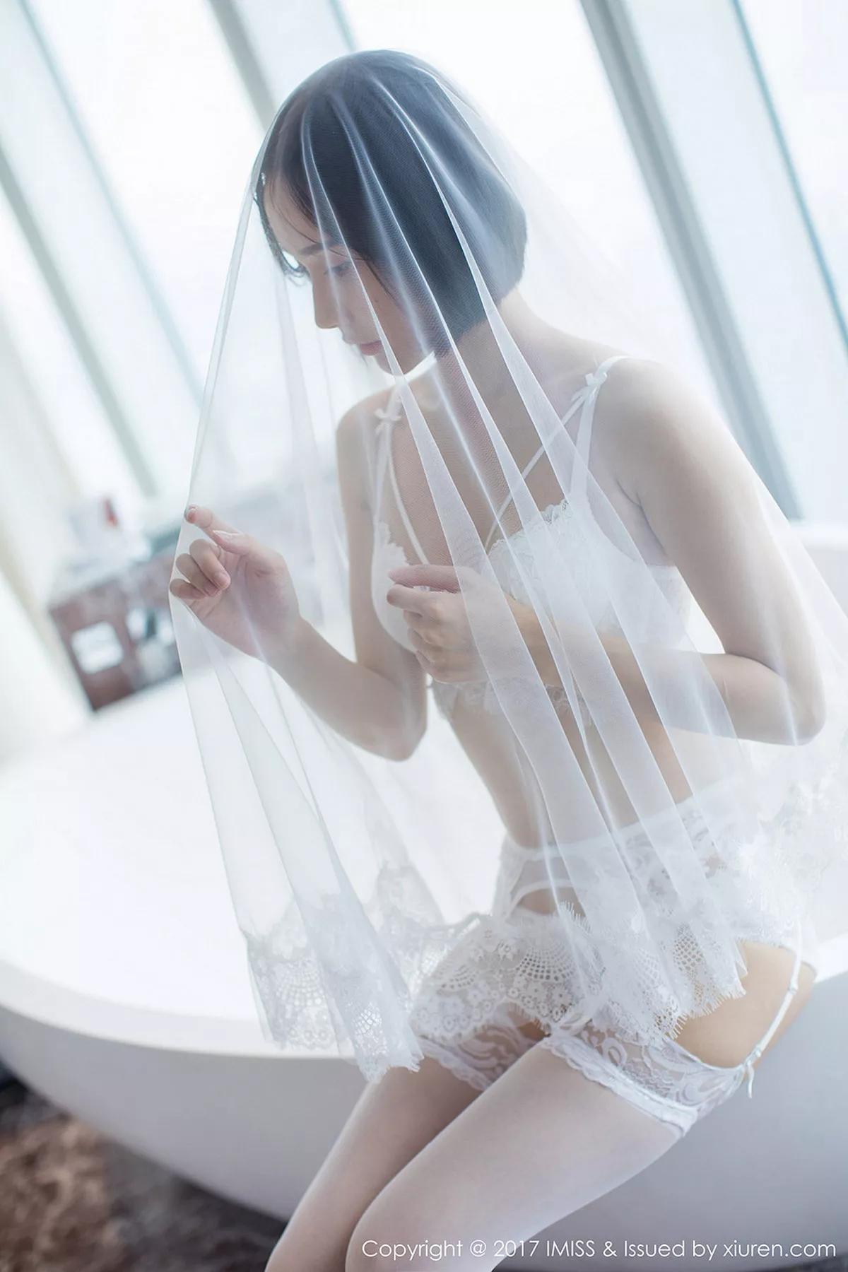 秀人集.com_[IMISS爱蜜社]Vol.178_模特Livia清爽蓝色衬衣+白色蕾丝腿袜秀完美身材性感写真49P