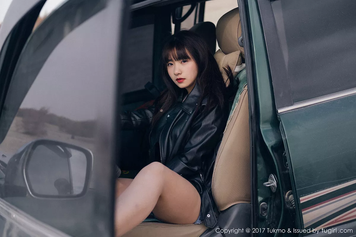 秀人集.com_[Tukmo兔几盟]Vol.100_嫩模球球外景车拍黑皮衣加性感牛仔短裤清新迷人写真52P