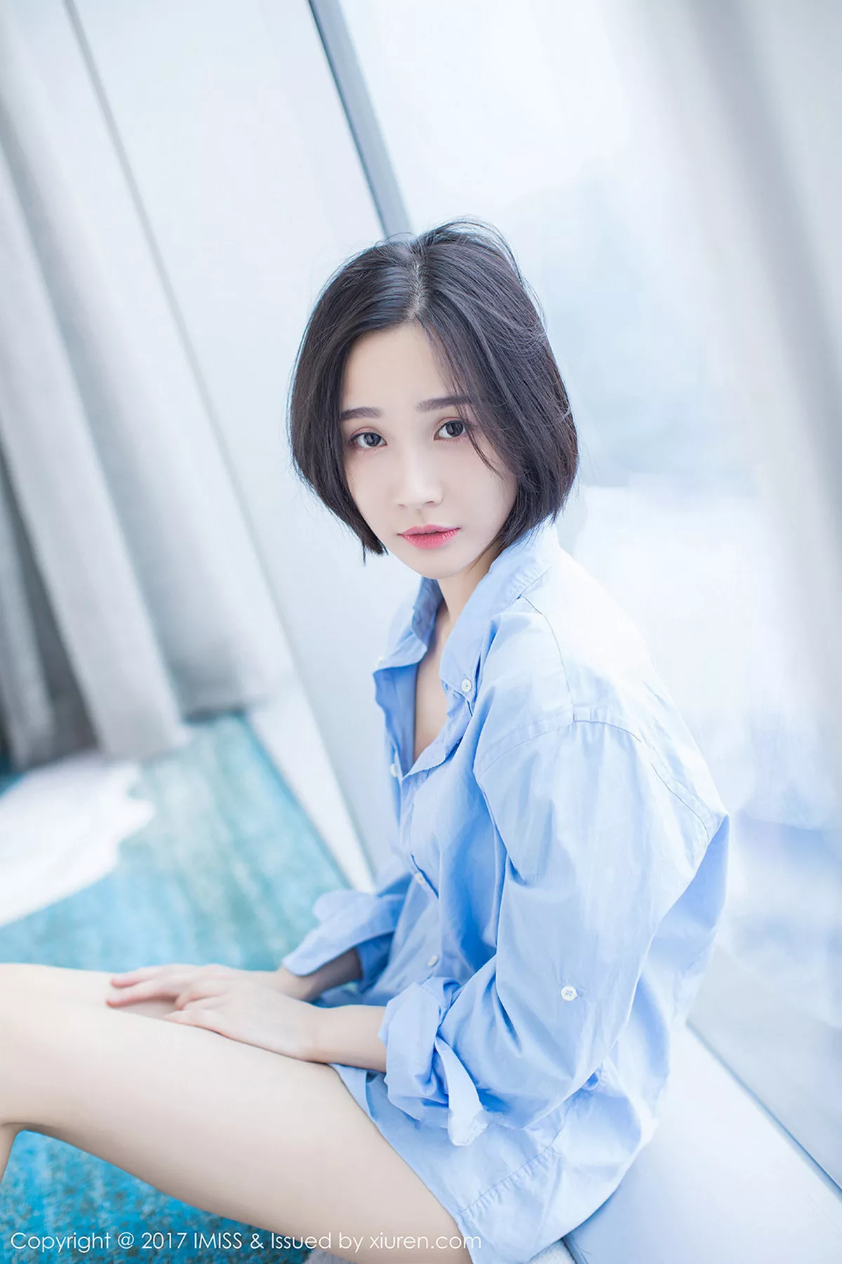 秀人集.com_[IMISS爱蜜社]Vol.178_模特Livia清爽蓝色衬衣+白色蕾丝腿袜秀完美身材性感写真49P