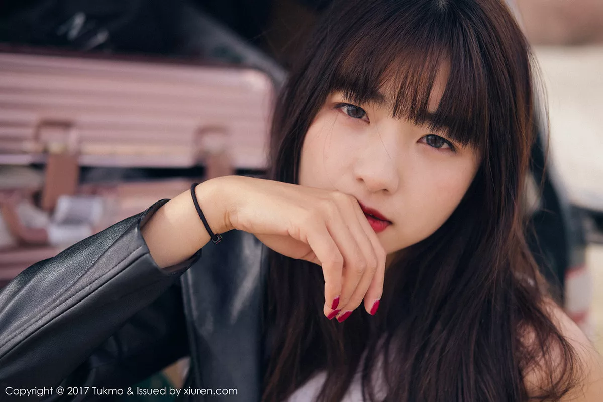 秀人集.com_[Tukmo兔几盟]Vol.100_嫩模球球外景车拍黑皮衣加性感牛仔短裤清新迷人写真52P