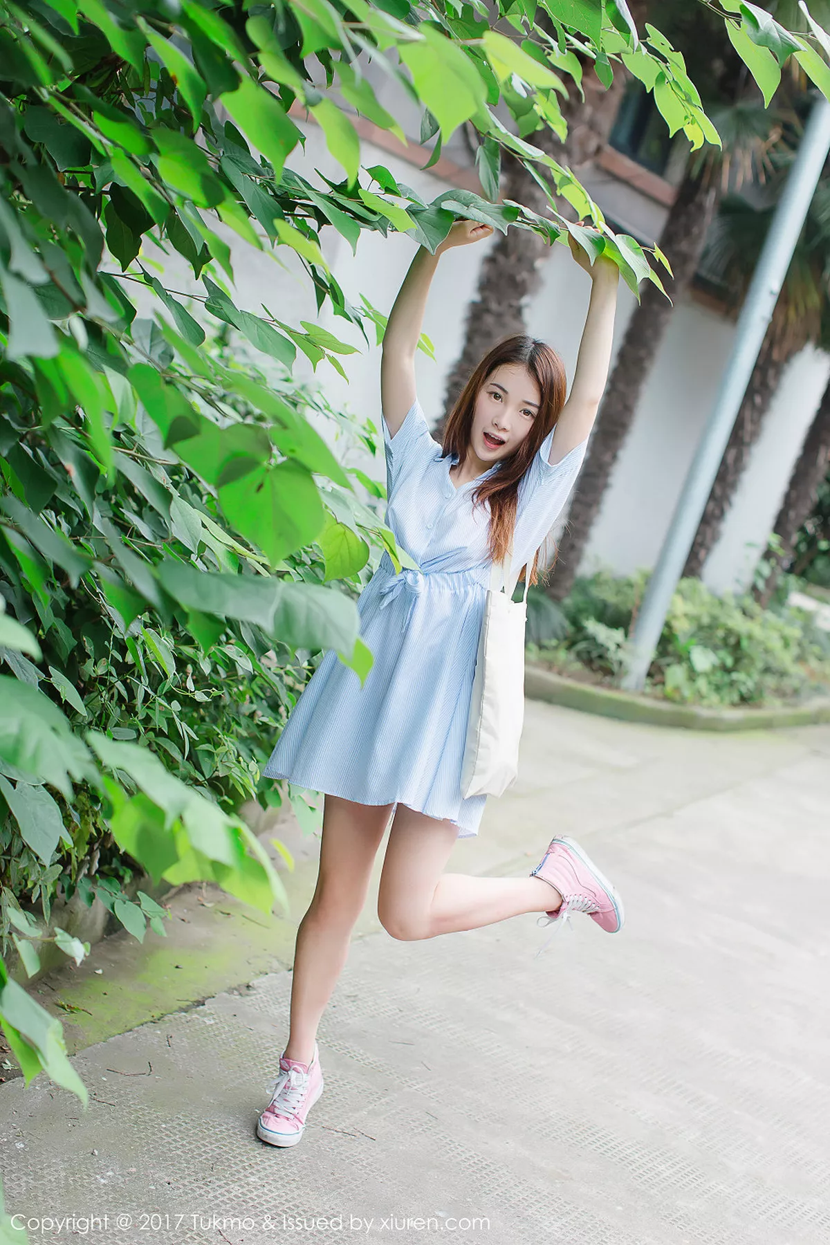 秀人集.com_[Tukmo兔几盟]Vol.099_新人妹子绵绵户外清爽连身裙西瓜外拍阳光甜美写真40P