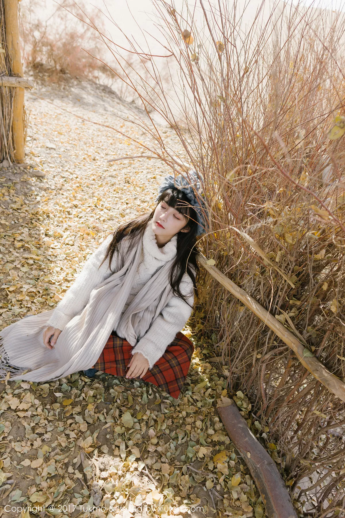 秀人集.com_[Tukmo兔几盟]Vol.098_美女主播之应冬日栅栏里的阳光美少女清新迷人写真40P