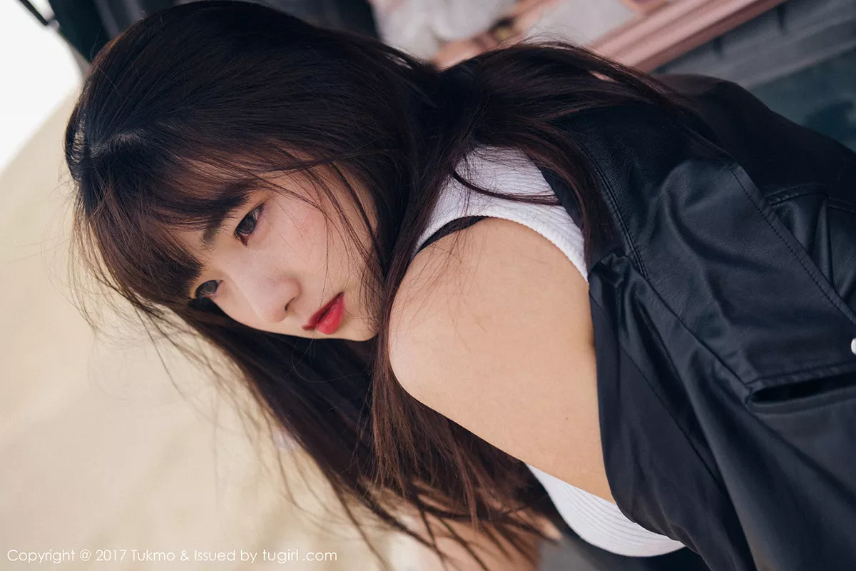 秀人集.com_[Tukmo兔几盟]Vol.100_嫩模球球外景车拍黑皮衣加性感牛仔短裤清新迷人写真52P