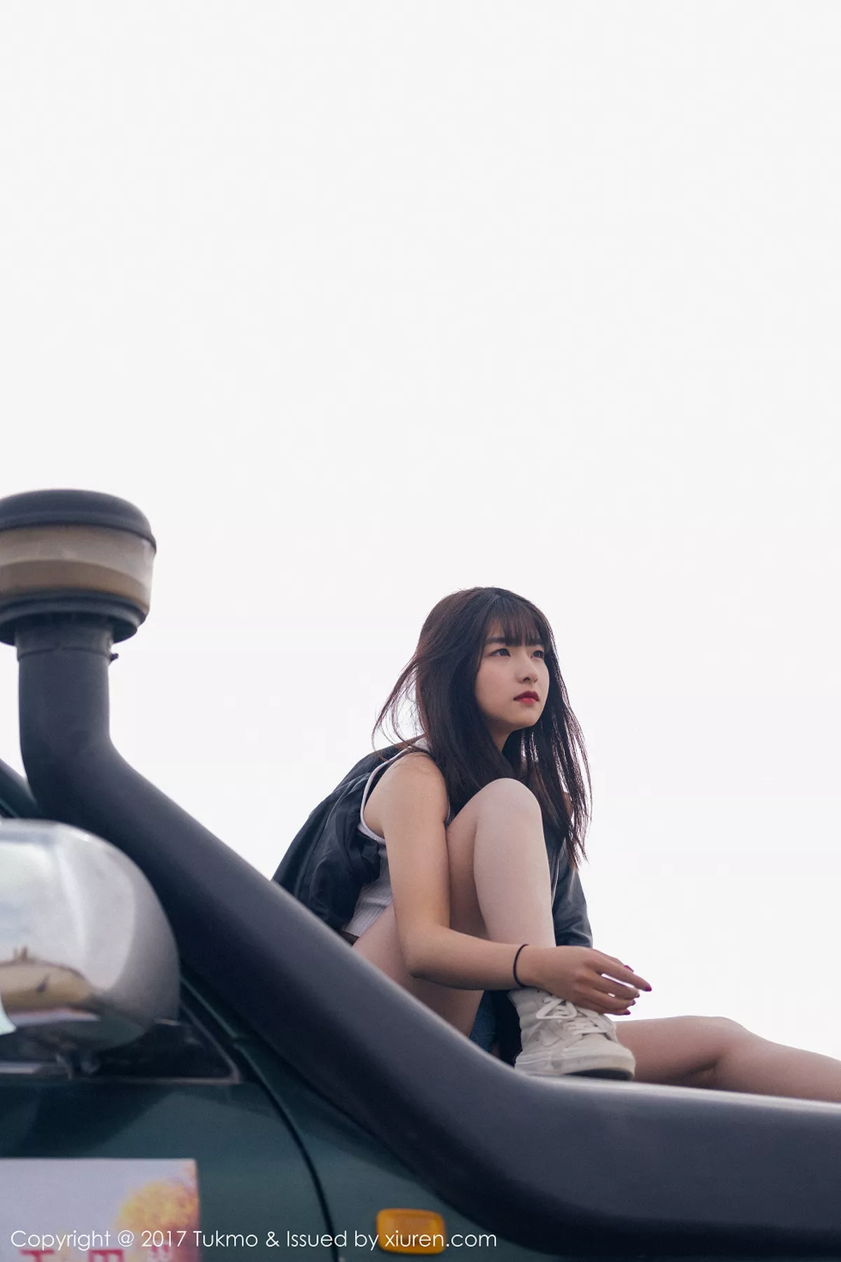 秀人集.com_[Tukmo兔几盟]Vol.100_嫩模球球外景车拍黑皮衣加性感牛仔短裤清新迷人写真52P