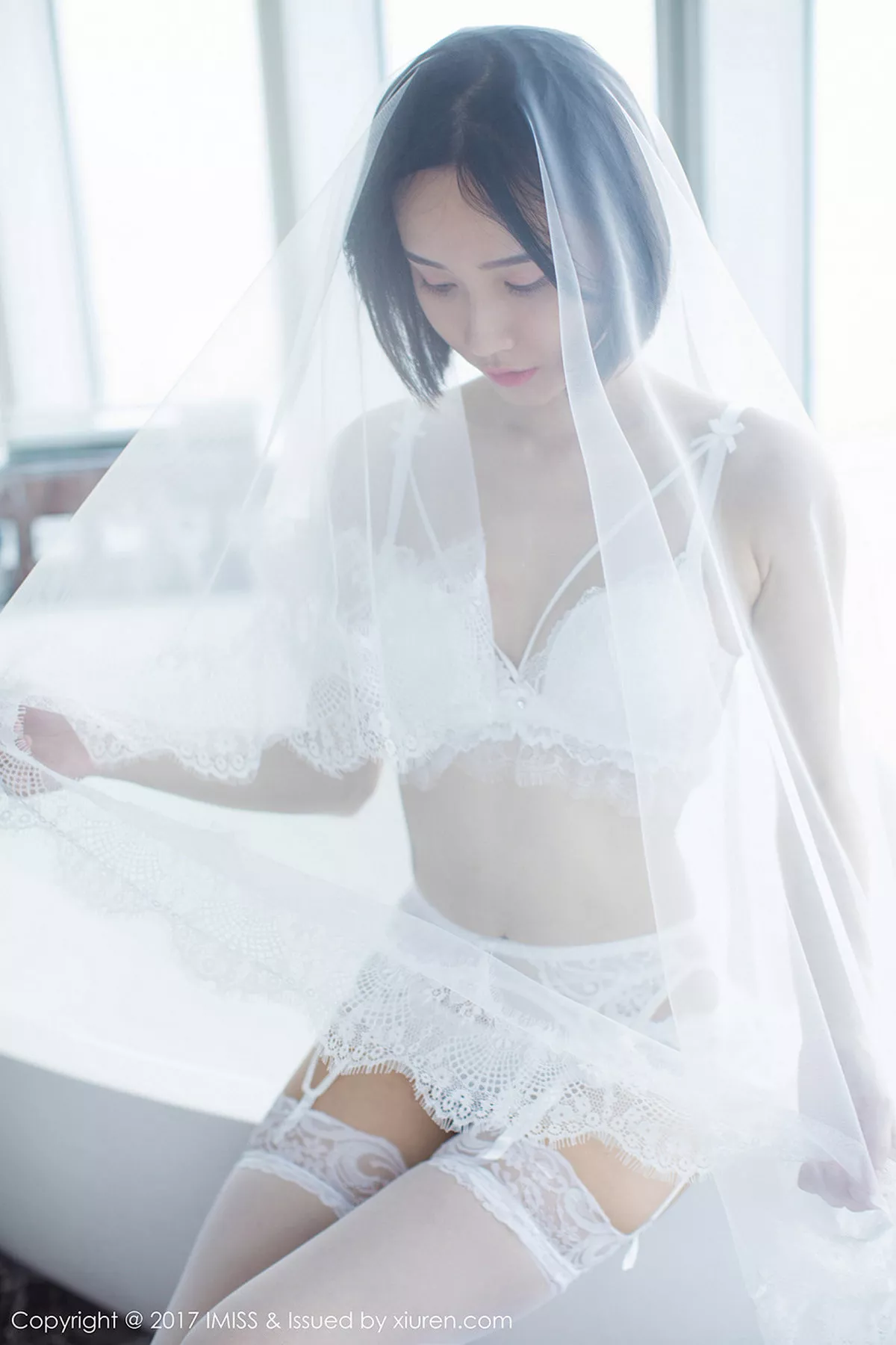 秀人集.com_[IMISS爱蜜社]Vol.178_模特Livia清爽蓝色衬衣+白色蕾丝腿袜秀完美身材性感写真49P