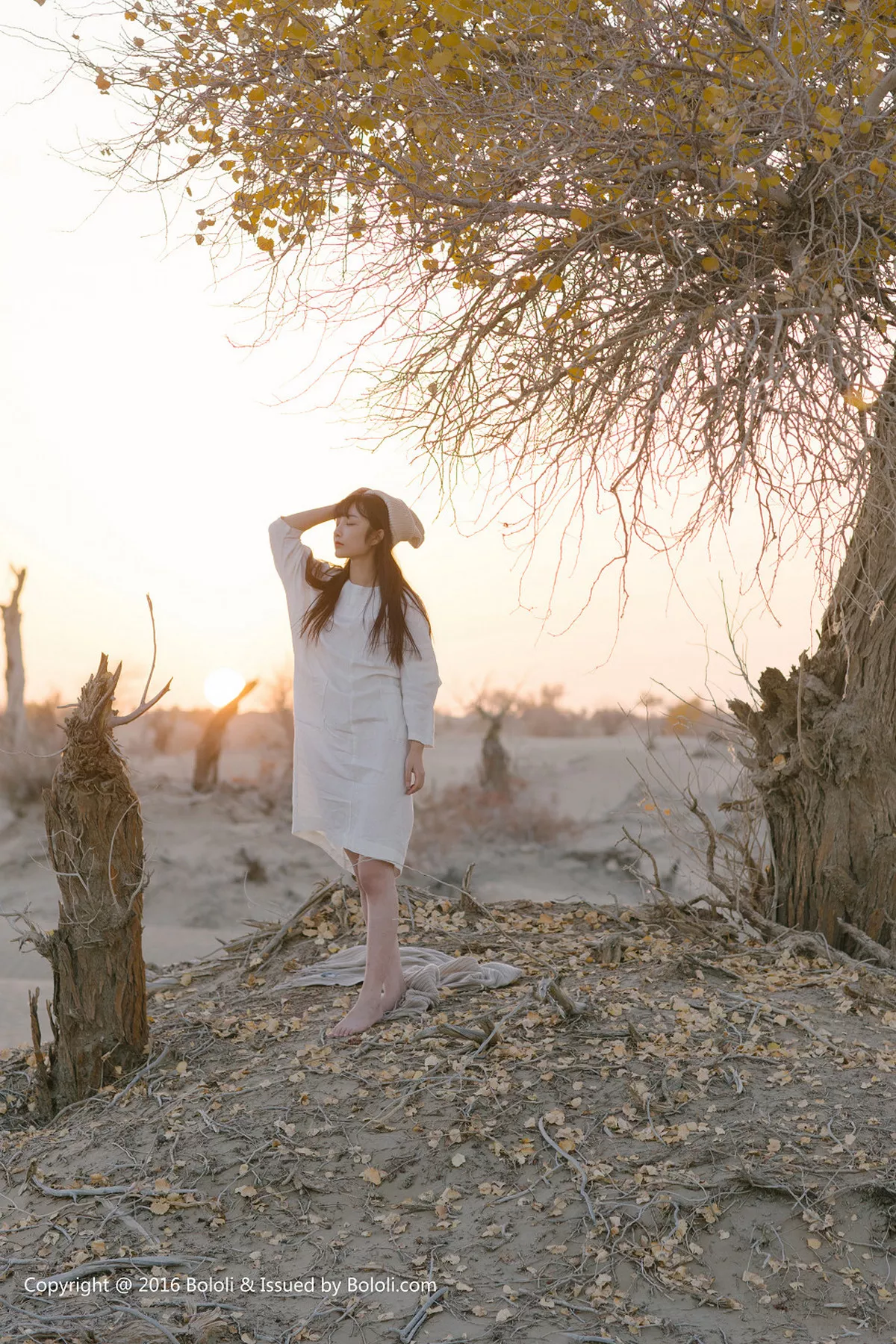 秀人集.com_[Tukmo兔几盟]Vol.102_美女主播之应沙漠系列白色连身裙性感披风清新美少女写真40P