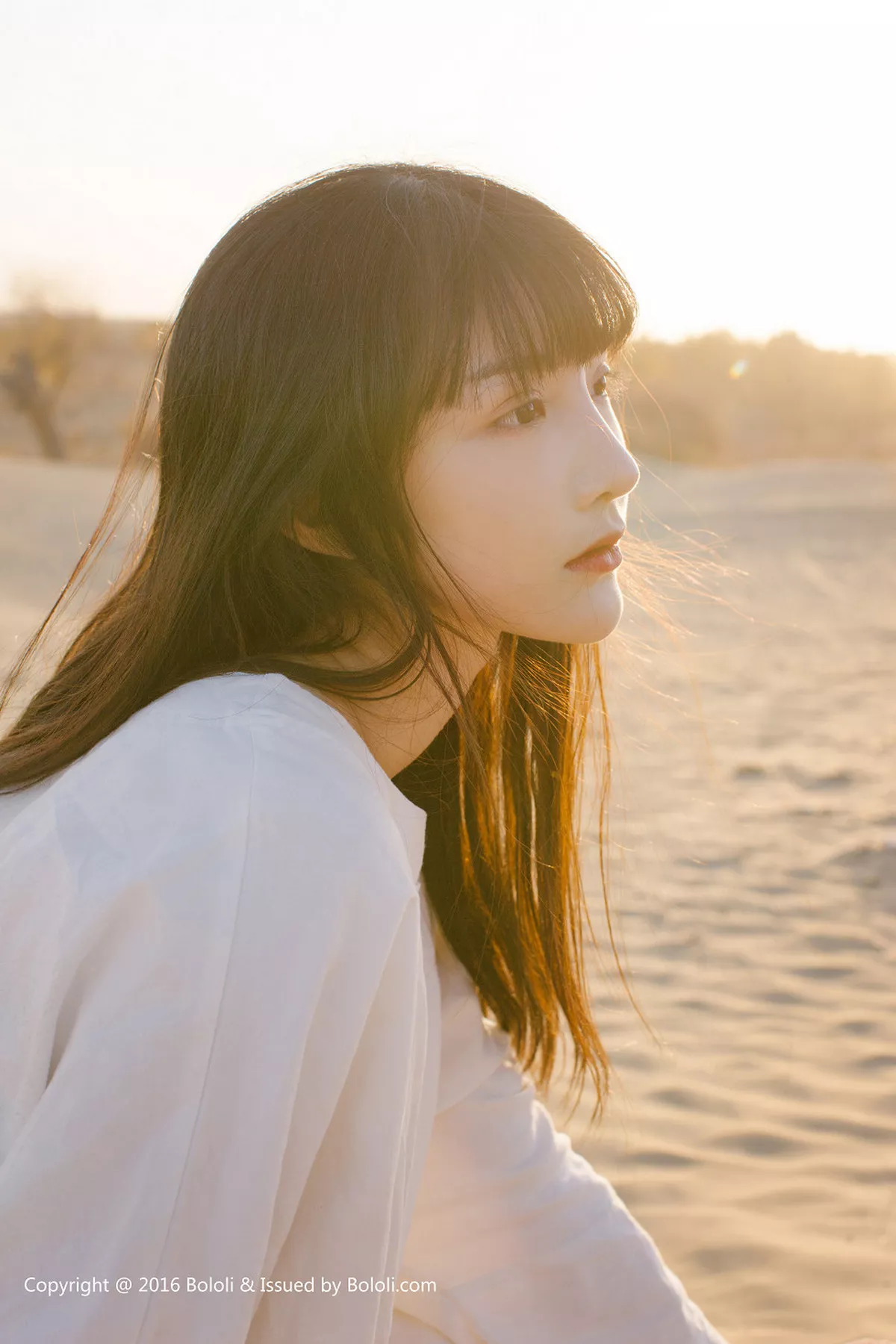 秀人集.com_[Tukmo兔几盟]Vol.102_美女主播之应沙漠系列白色连身裙性感披风清新美少女写真40P