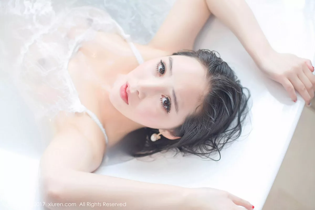 秀人集.com_[XiuRen秀人网]No.792_混血美女艾弥居家浴缸里白色蕾丝内衣透视秀美乳诱惑写真49P