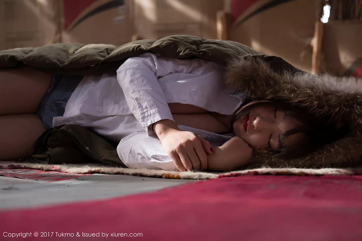 秀人集.com_[Tukmo兔几盟]Vol.103_嫩模球球沙漠之旅军大衣下的白衬衣黑色内衣完美身材写真42P