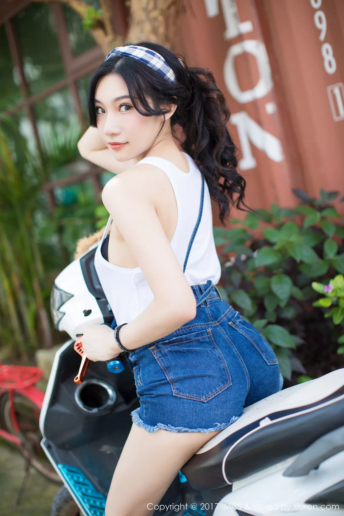 秀人集.com_[IMISS爱蜜社]Vol.180_嫩模小狐狸Sica户外牛仔短裤系列秀完美身材清新迷人写真46P