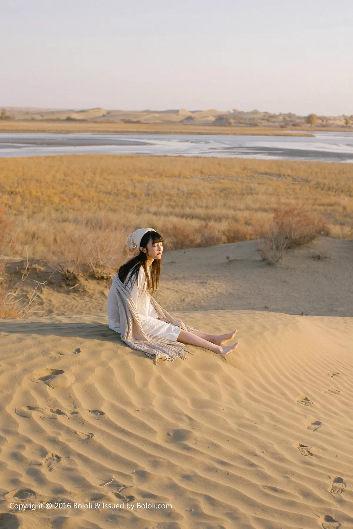 秀人集.com_[Tukmo兔几盟]Vol.102_美女主播之应沙漠系列白色连身裙性感披风清新美少女写真40P