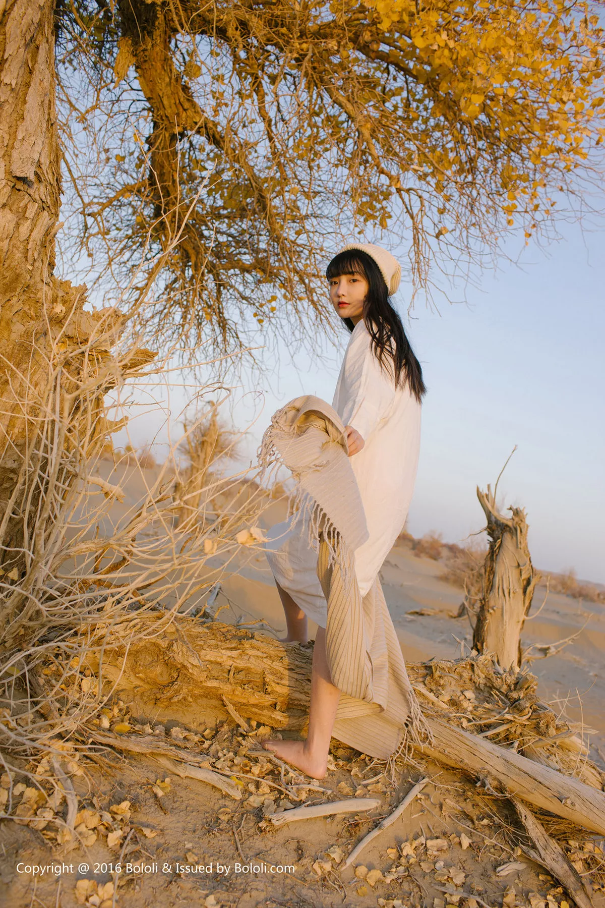 秀人集.com_[Tukmo兔几盟]Vol.102_美女主播之应沙漠系列白色连身裙性感披风清新美少女写真40P