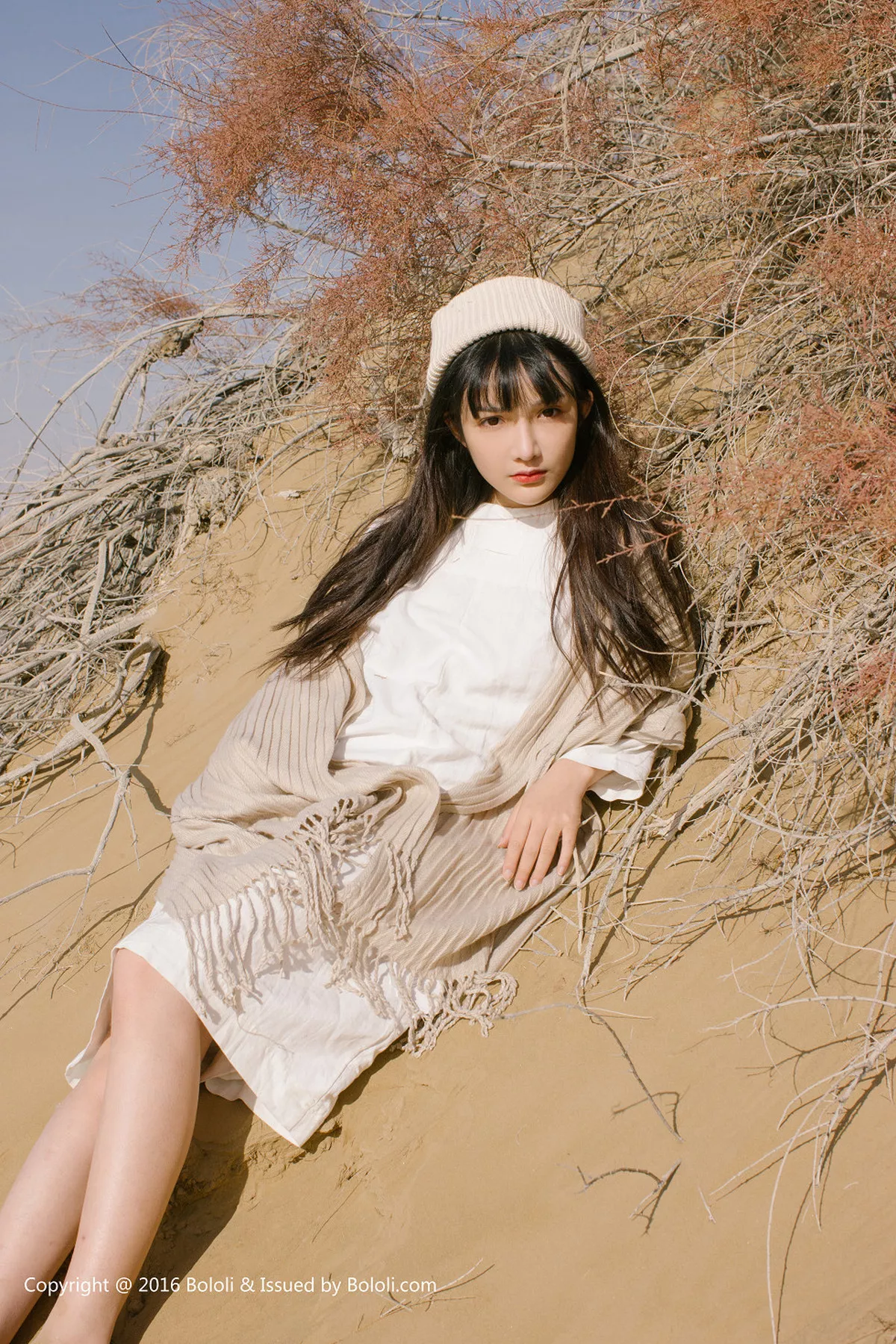 秀人集.com_[Tukmo兔几盟]Vol.102_美女主播之应沙漠系列白色连身裙性感披风清新美少女写真40P