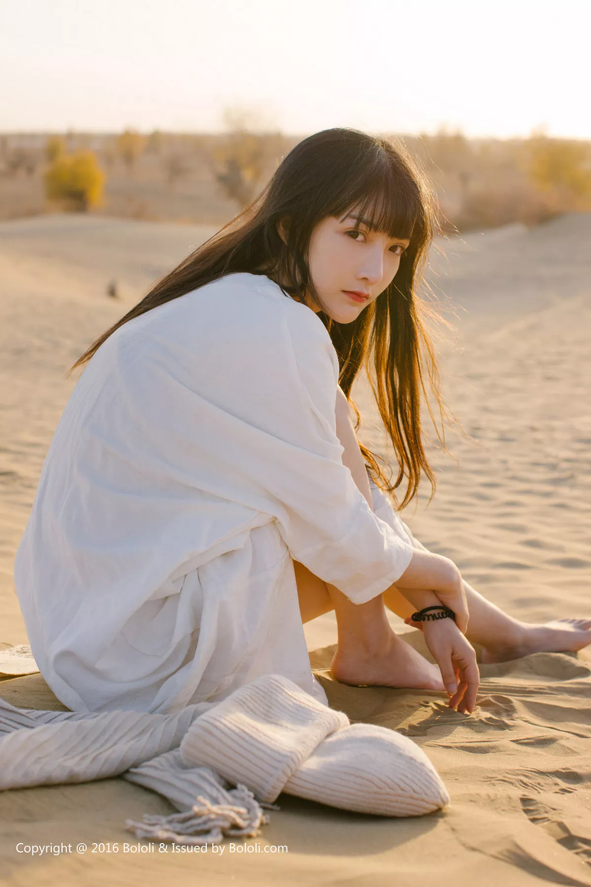 秀人集.com_[Tukmo兔几盟]Vol.102_美女主播之应沙漠系列白色连身裙性感披风清新美少女写真40P