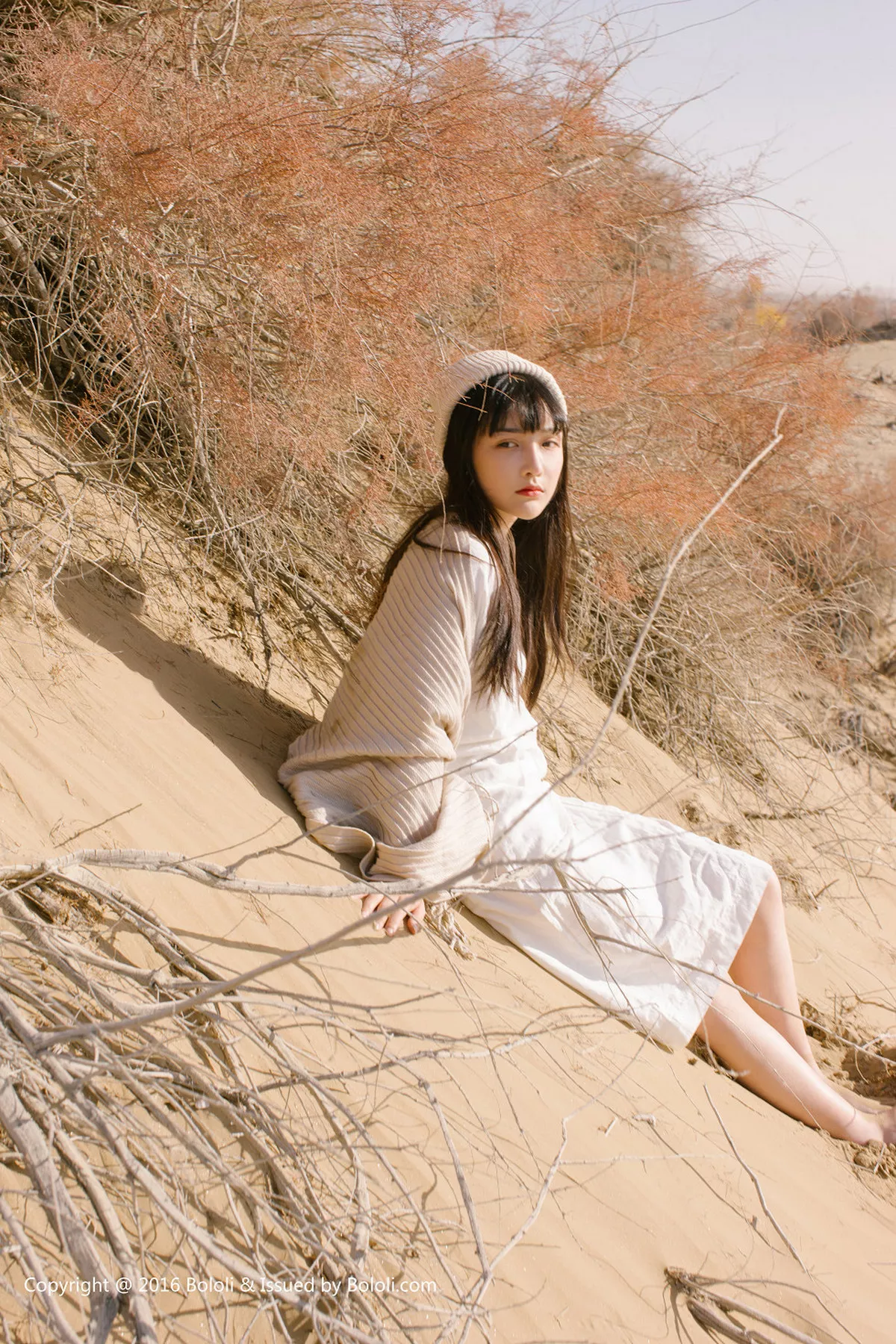 秀人集.com_[Tukmo兔几盟]Vol.102_美女主播之应沙漠系列白色连身裙性感披风清新美少女写真40P