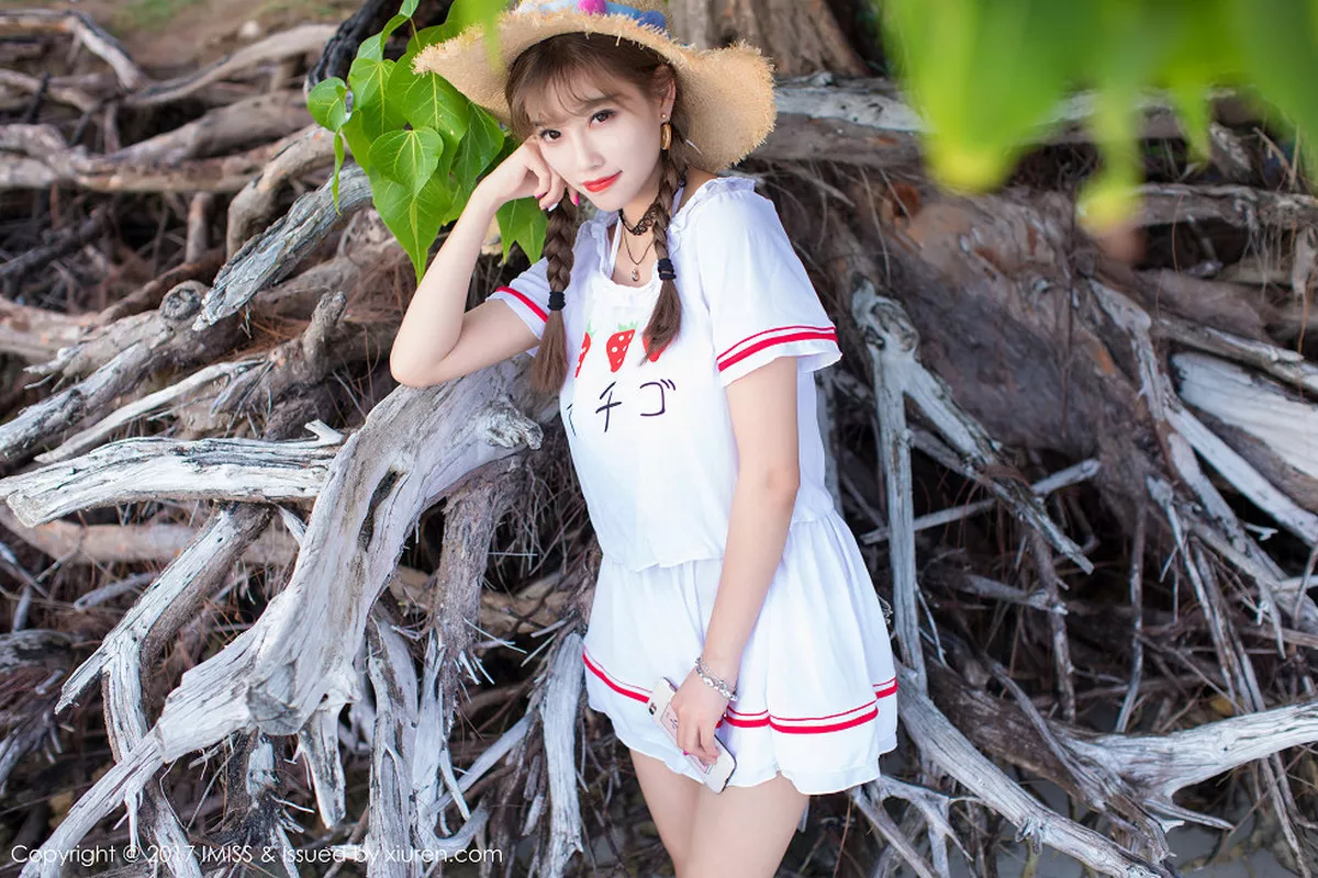 秀人集.com_[IMISS爱蜜社]Vol.185_女神杨晨晨sugar塞班旅拍阳光沙滩清纯服饰秀完美身材写真42P