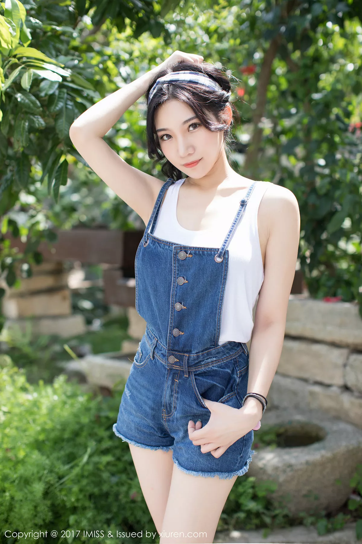 秀人集.com_[IMISS爱蜜社]Vol.180_嫩模小狐狸Sica户外牛仔短裤系列秀完美身材清新迷人写真46P