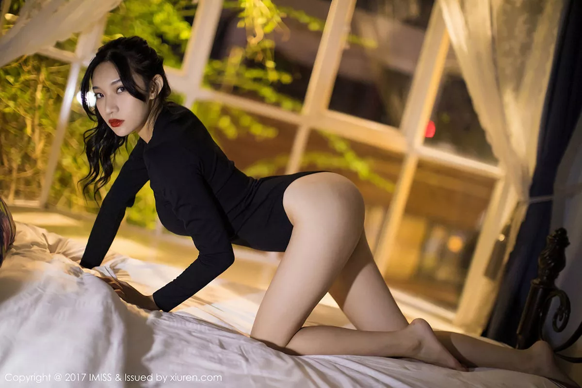 秀人集.com_[IMISS爱蜜社]Vol.194_嫩模小狐狸Sica黑色情趣睡衣加黑色高叉开胸衣完美诱惑写真51P
