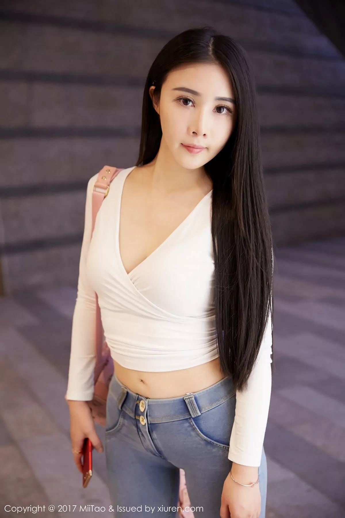 秀人集.com_[MiiTao蜜桃社]Vol.084_嫩模萱萱Cecilia白色低胸上衣配紧身牛仔裤秀完美曲线写真50P