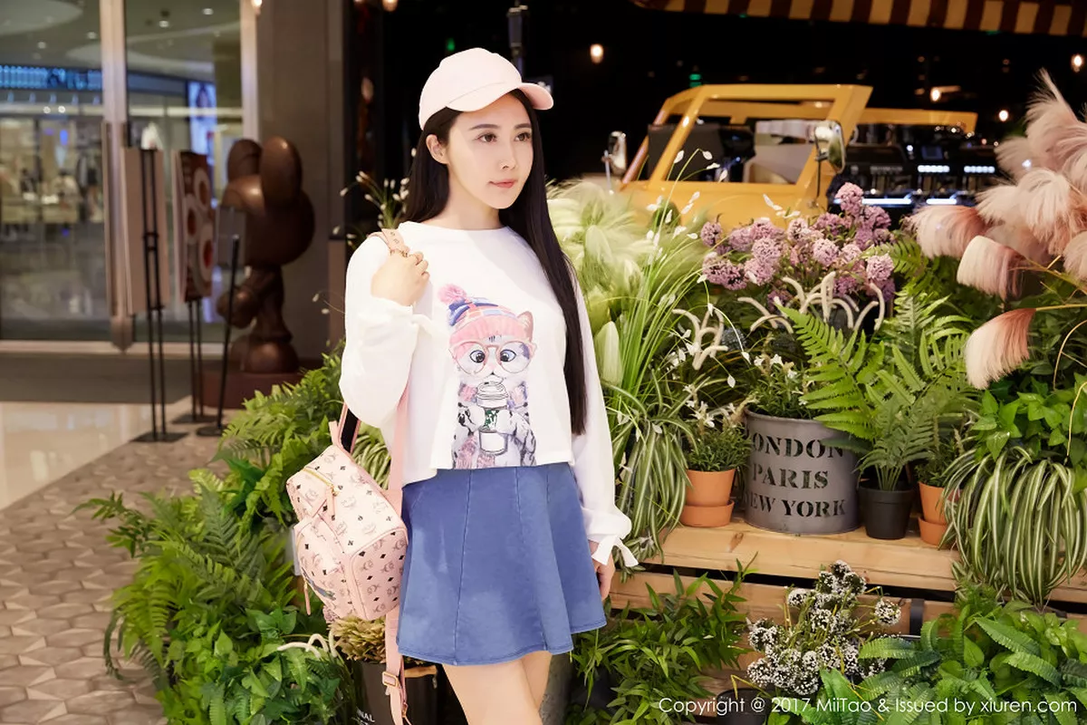 秀人集.com_[MiiTao蜜桃社]Vol.084_嫩模萱萱Cecilia白色低胸上衣配紧身牛仔裤秀完美曲线写真50P