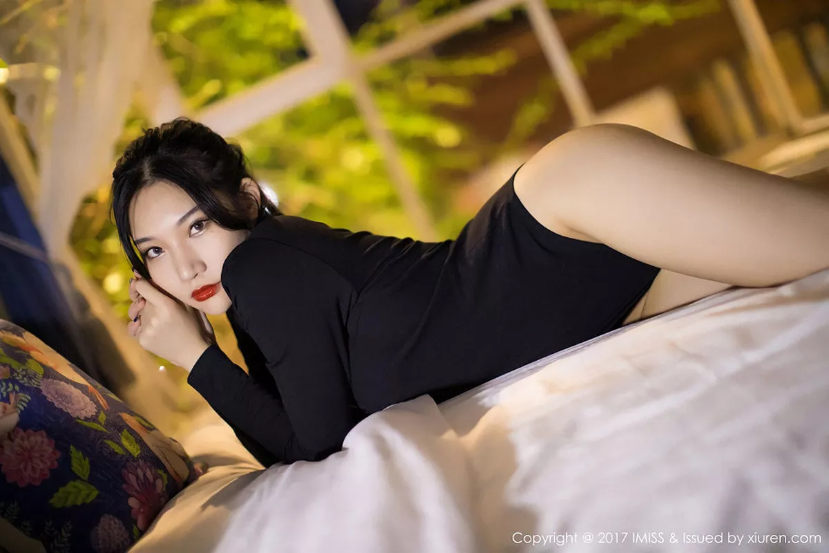 秀人集.com_[IMISS爱蜜社]Vol.194_嫩模小狐狸Sica黑色情趣睡衣加黑色高叉开胸衣完美诱惑写真51P