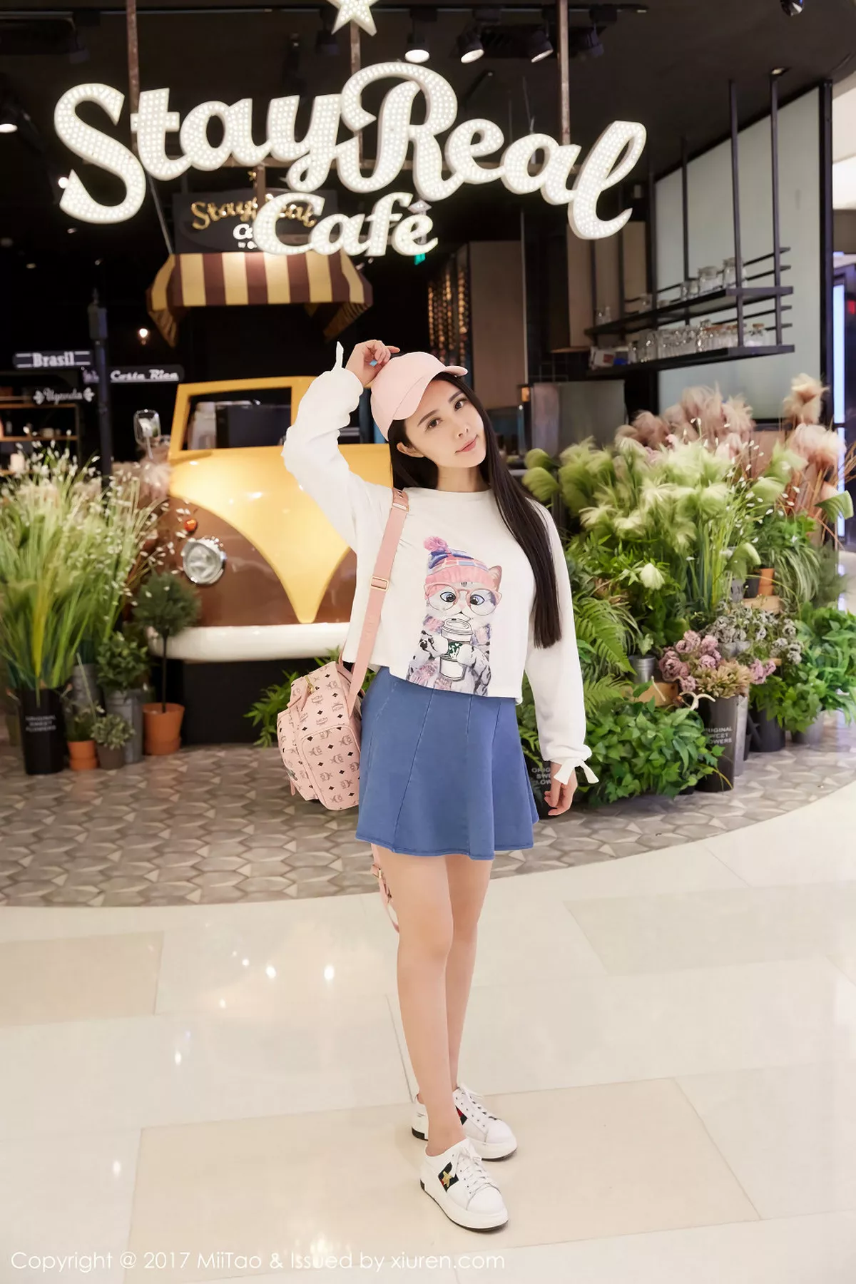 秀人集.com_[MiiTao蜜桃社]Vol.084_嫩模萱萱Cecilia白色低胸上衣配紧身牛仔裤秀完美曲线写真50P