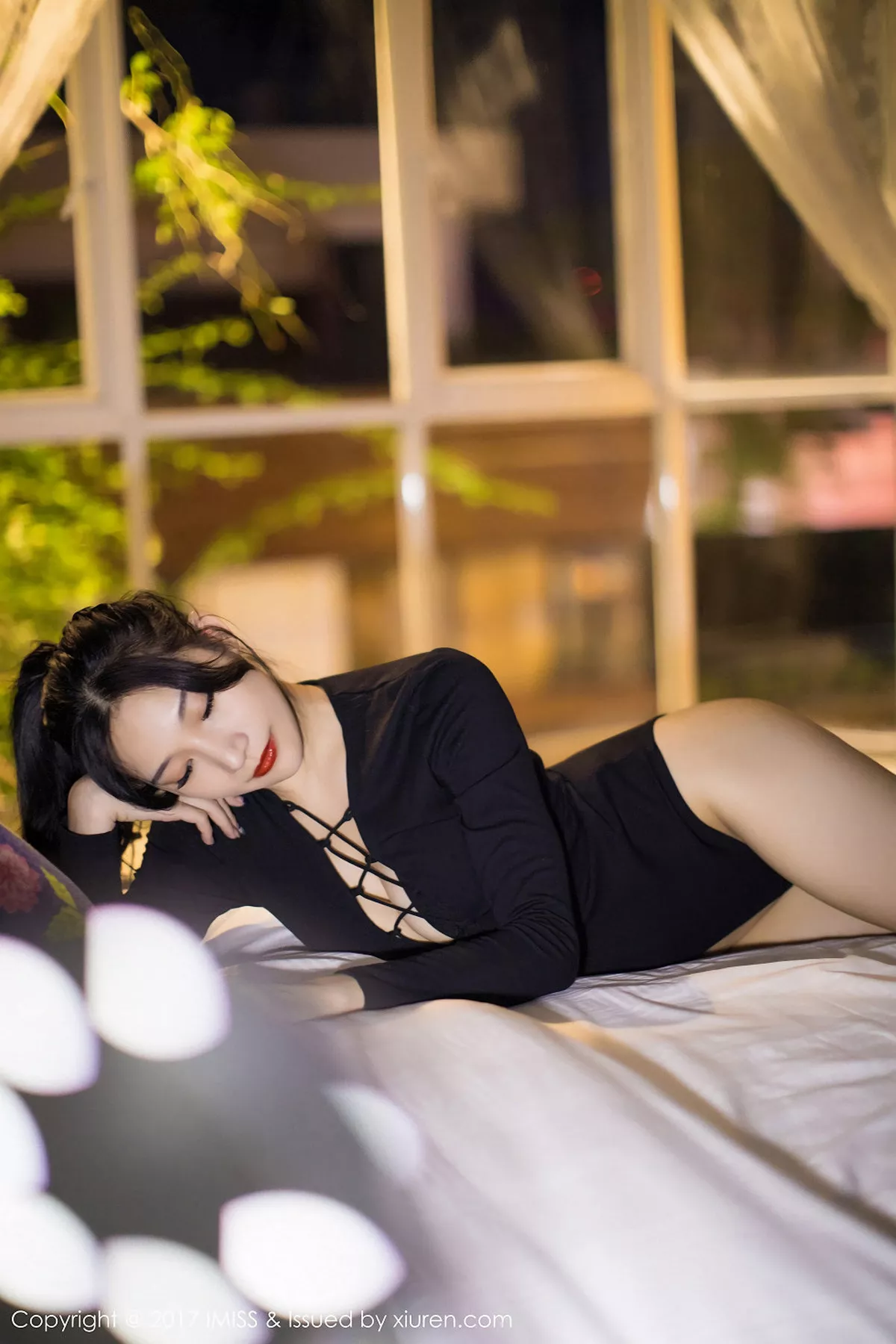 秀人集.com_[IMISS爱蜜社]Vol.194_嫩模小狐狸Sica黑色情趣睡衣加黑色高叉开胸衣完美诱惑写真51P