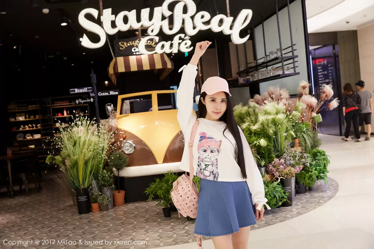 秀人集.com_[MiiTao蜜桃社]Vol.084_嫩模萱萱Cecilia白色低胸上衣配紧身牛仔裤秀完美曲线写真50P