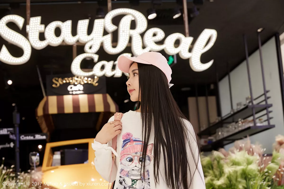 秀人集.com_[MiiTao蜜桃社]Vol.084_嫩模萱萱Cecilia白色低胸上衣配紧身牛仔裤秀完美曲线写真50P