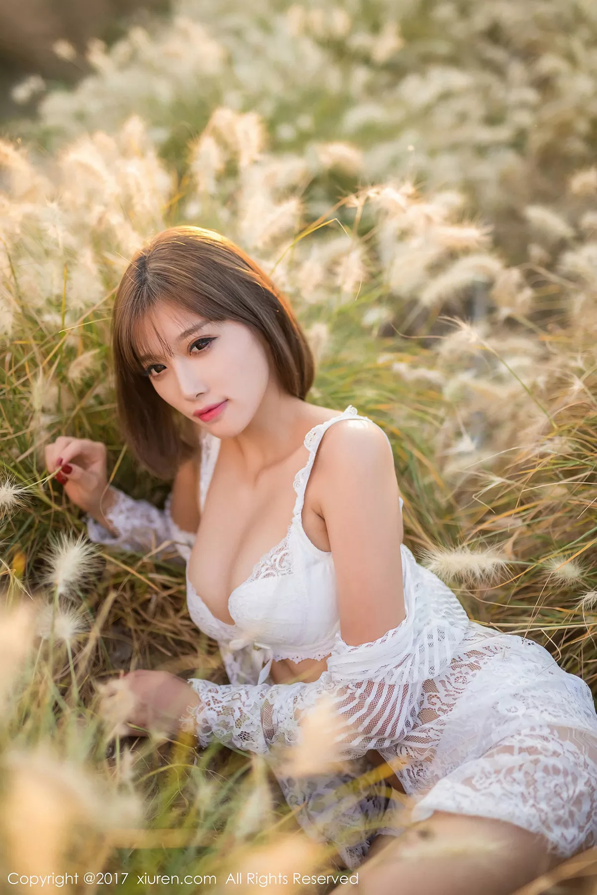 秀人集.com_[XiuRen秀人网]No.847_甜美女神杨晨晨户外花丛中白色蕾丝内衣秀完美身材性感写真50P